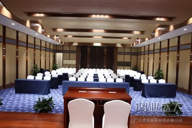 聚会桌椅接纳自然生漆，由先生傅手工上漆，这是纯木匠家具