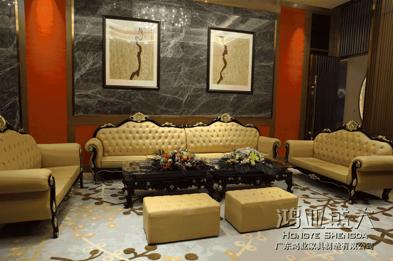 根欧式古典家具的雍容与奢华，艺术的灵感元素、现代的工艺和适用的功效连系得天衣无缝。