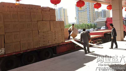 6399彩世界装置工人卸货